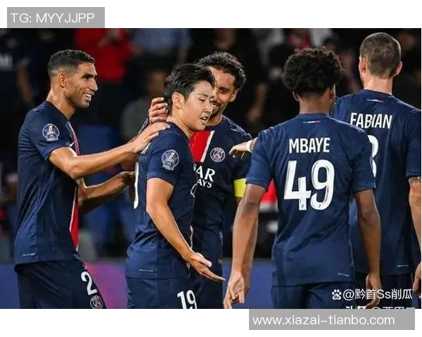 巴黎圣日耳曼球迷热烈庆祝李刚仁与阿什拉夫荣获大奖